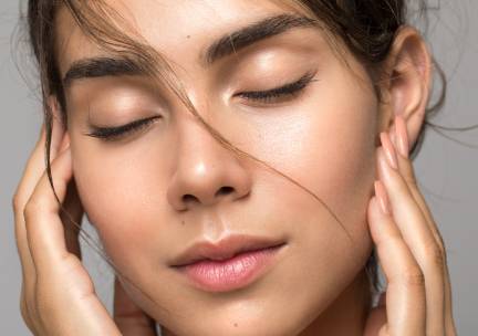 Wenkbrauw- en/of wimperbehandeling naar keuze