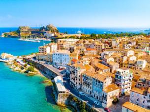 Kleinschalig Adults-only hotel direct aan de kust op Corfu incl. vlucht en huurauto! Weg van de massa!