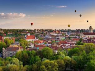 Roadtrip door de Baltische Staten! Combineer cultuur en natuur tijdens een 8-daagse Fly & Drive door Litouwen & Letland incl. vlucht, ontbijt en huurauto