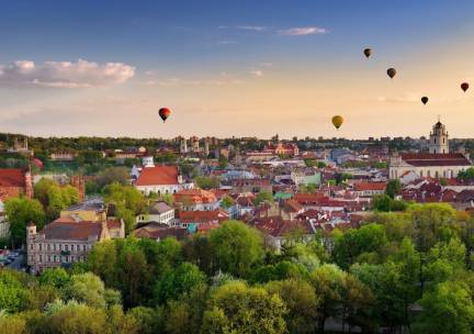Roadtrip door de Baltische Staten! Combineer cultuur en natuur tijdens een 8-daagse Fly & Drive door Litouwen & Letland incl. vlucht, ontbijt en huurauto