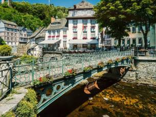 FLASHDEAL! ⚡️ 3 dagen betoverend weekend in de Eifel: geniet in knus hotel met sauna, diner & verblijf in charmant Monschau!