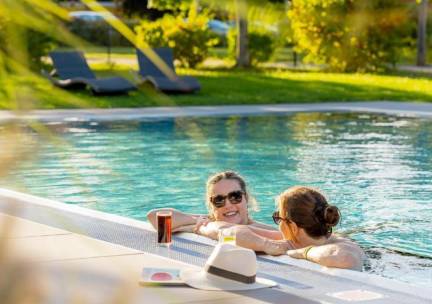 STUNT! ⚡ Halfpension op een LUXE 4*-resort met wellness op een UNIEKE locatie in het wijngebied en aan de Moezel