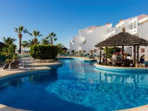 Heerlijke accommodatie met (gedeeld) zwembad, poolbar & panoramisch zeezicht! Verblijf in een studio of appartement in Costa Adeje, op Tenerife incl. vlucht en transfer