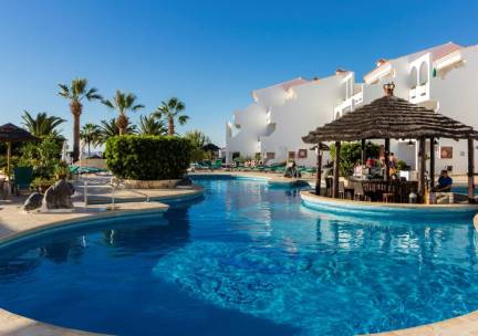 Heerlijke accommodatie met (gedeeld) zwembad, poolbar & panoramisch zeezicht! Verblijf in een studio of appartement in Costa Adeje, op Tenerife incl. vlucht en transfer