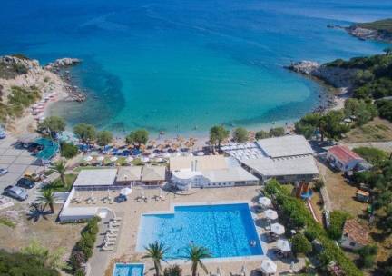 Prachtige ligging! Direct aan een mooie baai aan de Ege&iuml;sche Zee op het Griekse eiland Samos incl. vlucht, ontbijt, huurauto + GRATIS parkeren!