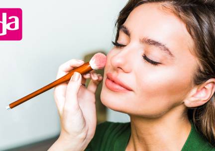 Make-up advies (45 min) + goodiebag + onbeperkt koffie/thee + lekkernij + evt. geurbeleving (15 min)