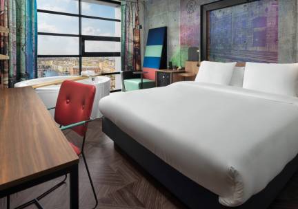 Heerlijk ontspannen in een 4*-hotel in Amsterdam incl. verblijf in een LUXE suite met priv&eacute; Whirlpool en/of sauna + ontbijt & wellness!