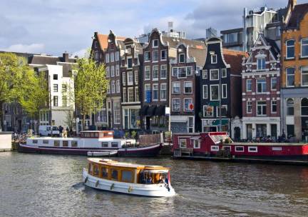 Verblijf op een duurzame hotspot in het hart van de Zuidas incl. ontbijt + NS treinretour
