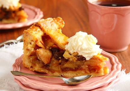 Appelgebak met slagroom + warme drank naar keuze