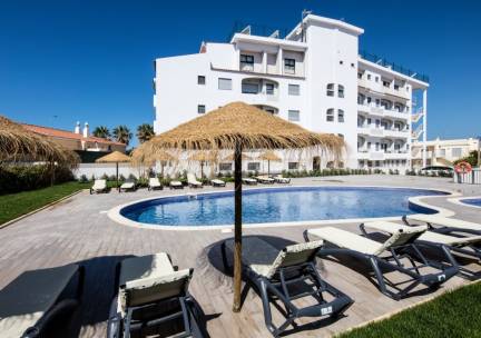 Geniet van een 4*-hotel op een TOPLOCATIE nabij het historische centrum van Alvore in de Algarve incl. vlucht, ontbijt, huurauto & GRATIS parkeren!
