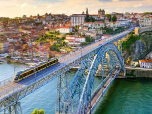 ALLES-IN-1-DEAL! Ontdek Portugal tijdens een dagtour door Porto met gids en cruise op de Douro rivier + portproeverij incl. vlucht, transfer & ontbijt!