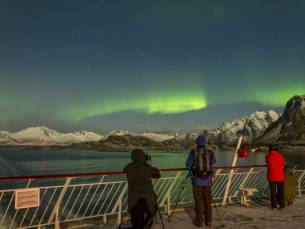 TIJDELIJK IN PRIJS VERLAAGD! ???? | Vertrek 17 of 28 februari 2027! | ????️ 12-daagse cruise langs de mooiste plekken van de Noorse fjordenkust, van de Lofoten tot de Noordkaap. Incl. vlucht, transfer & verblijf o.b.v. volpension!