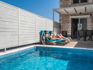 Kastro Maistro Suites met priv&eacute;zwembad