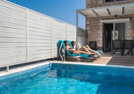 Kastro Maistro Suites met priv&eacute;zwembad