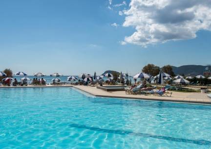 Beach vibes op Zakynthos! ???? Verblijf in een hotel met zwembad en direct aan het strand van Laganas incl. vlucht, transfer & ontbijt, optioneel halfpension of all-inclusive