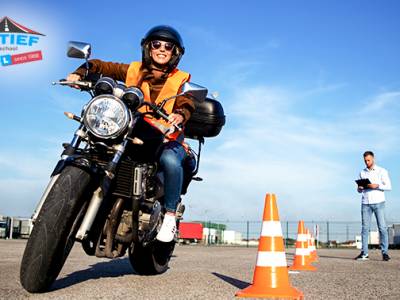 10 of 12 motorrijlessen + examens