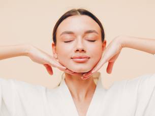 Gezichtsbehandeling + intake (45 min) of cupping-, bindweefsel of voetreflexmassage (60 min)