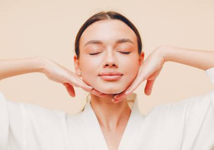 Gezichtsbehandeling + intake (45 min) of cupping-, bindweefsel of voetreflexmassage (60 min)