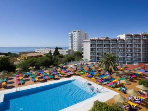 All-inclusive genieten van de Spaanse zon aan de Costa del Sol nabij het strand & de jachthaven Puerto Marino incl. vlucht + huurauto!