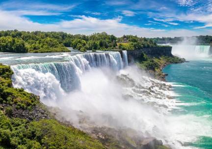 Fly & Train in Canada: van het bruisende Toronto met de wereldberoemde Niagara Falls naar het charmante Montr&eacute;al! Incl. ontbijt, vlucht, trein en excursies