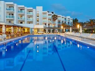 Genieten in een hotel met zwembad en zonneterras in Sant Antoni op Ibiza incl. vlucht, transfer en ontbijt of o.b.v. halfpension