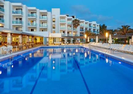 Genieten in een hotel met zwembad en zonneterras in Sant Antoni op Ibiza incl. vlucht, transfer en ontbijt of o.b.v. halfpension