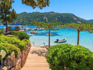 Fly & drive naar Sardinië en Corsica incl. vlucht, huurauto en ontbijt