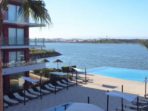 Winterzon vakantie in Portim&atilde;o in de Algarve! ???? 4*-hotel met wellness & een UNIEKE ligging aan rivier de Arade incl. vlucht, ontbijt, huurauto + GRATIS parkeren!