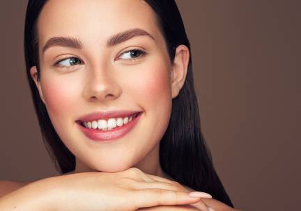 Permanente make-up voor wenkbrauwen of lippen