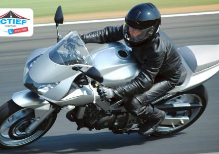 10 of 12 motorrijlessen + examens