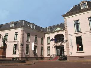 Minivakantie in een voormalig Koninklijk Paleis in Leeuwarden incl. ontbijt en NS treinretour!