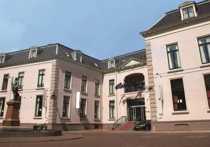 Minivakantie in een voormalig Koninklijk Paleis in Leeuwarden incl. ontbijt en NS treinretour!