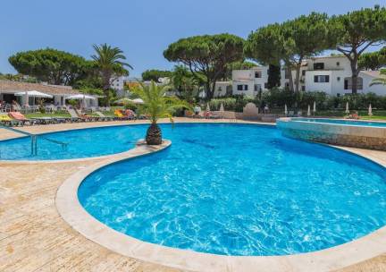 LUXE 4*-resort nabij het strand in Albufeira o.b.v. halfpension incl. vlucht en huurauto
