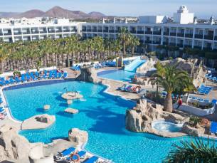 Ultieme family-fun op Lanzarote: Geniet van de eeuwige zon in Costa Teguise incl. vlucht en ontbijt of o.b.v. halfpension of all-inclusive