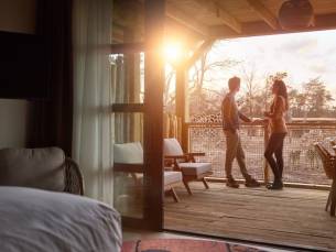 UNIEK OVERNACHTEN! ⚡ Ervaar de magie in Safari Hotel Beekse Bergen - overnacht in een Savanne Room met direct uitzicht op de savanne incl. ontbijt, toegang tot het Safaripark en Light Safari (tijdens opening)!