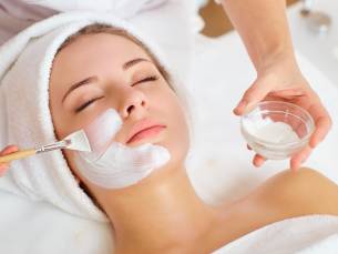 Gezichtsbehandeling + -massage (60 min) of voetenspa (60 min)