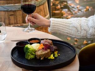 Wild op de Veluwe... yes, please! ???? Geniet van de rust tijdens een verblijf op de Veluwe in een 4*-hotel incl. welkomstdrankje, ontbijt & 4-gangen wilddiner & gebruik sauna!