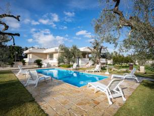 Villa Torricella pool and sunny garden