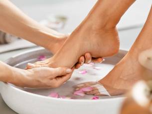 Cosmetische spa-pedicurebehandeling (60 min) + koffie/thee