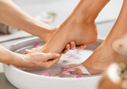 Cosmetische spa-pedicurebehandeling (60 min) + koffie/thee