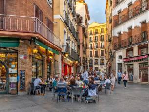 FLASHDEAL! ⚡️ Centraal hotel + ROOFTOPZWEMBAD in Madrid incl. vlucht en ontbijt