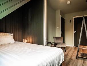 Eenpersoonskamer met uitzicht op de gezellige Kikkertstraat