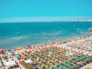 Voordelige vakantie op 200 meter van de Albanese kust in D&uuml;rres incl. vlucht & ontbijt!