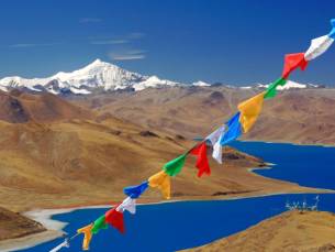 Tibet: Gebedsvlaggen in de Wind