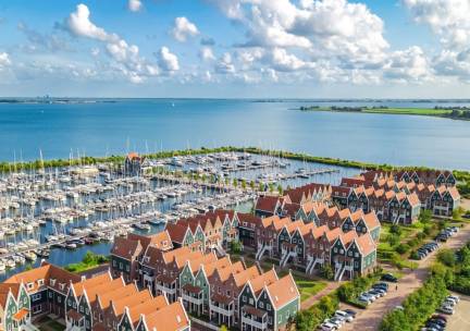 FLASHDEAL! ⚡ Verblijf in een DELUXE kamer op Roompot vakantiepark Volendam + zwembad & GRATIS parkeren!