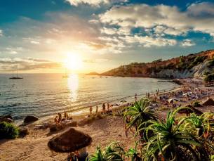 Genieten op Ibiza in een hotel met ZWEMBAD vlakbij strand en centrum incl. ontbijt, vlucht, huurauto en GRATIS parkeren!