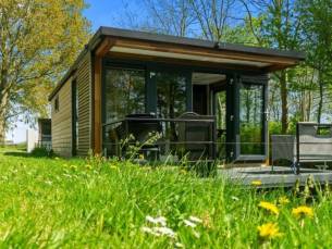 ???? Verblijf letterlijk aan de Friese Elfstedenroute: Geniet van een unieke Houseboat direct op het historische water!