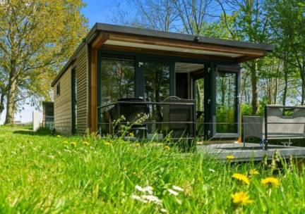???? Verblijf letterlijk aan de Friese Elfstedenroute: Geniet van een unieke Houseboat direct op het historische water!