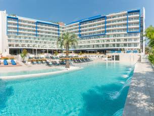 L'Azure Hotel