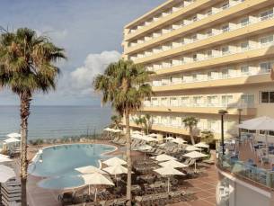 FLASHDEAL! ⚡ Zonvakantie in Salou in een LUXE 4*-hotel, direct aan het strand met zwembad en adults only rooftop met zeezicht! Incl. vlucht & transfer o.b.v. halfpension + GRATIS upgrade naar een pool view kamer